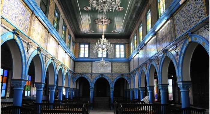 El-Ghriba-Synagogue-interieur-e1652880609625