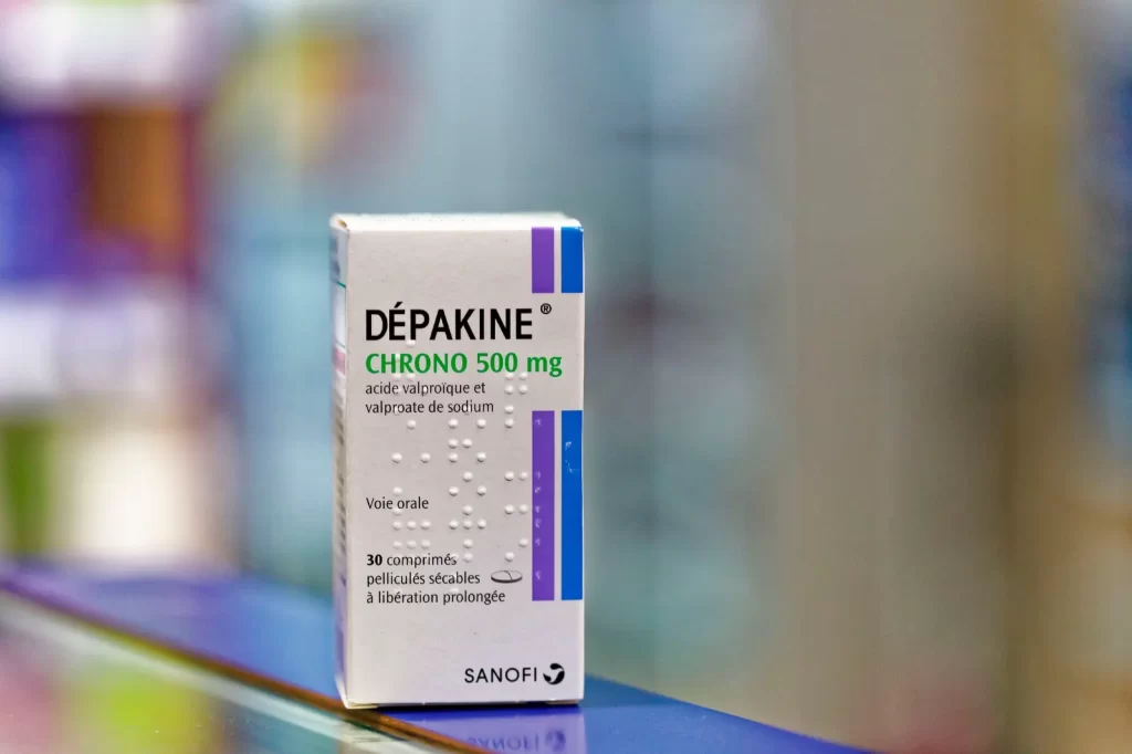 La Dépakine est utilisée depuis 1967 dans le traitement de l’épilepsie et des troubles bipolaires. Le nombre d’enfants handicapés à cause du valproate de sodium, son principe actif, est estimé entre 15’000 et 30’000, selon plusieurs études.